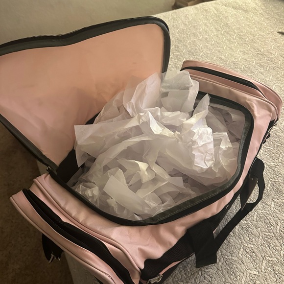 Chic Pink and Black Women's Gym/Sports/Travel Bag New - Picture 4 of 7